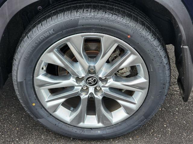 used 2022 Toyota Highlander car, priced at $37,499