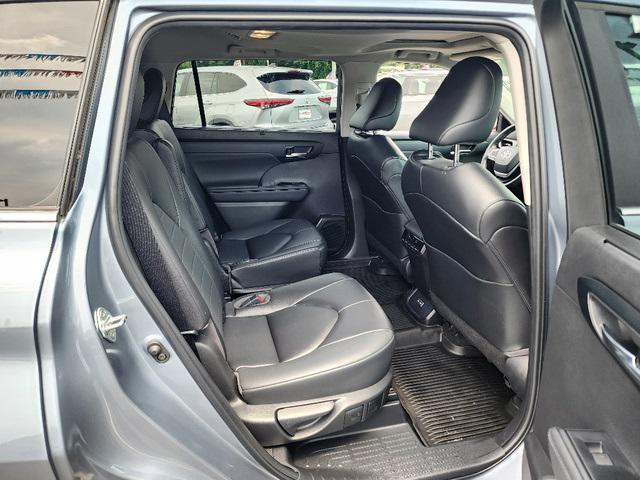 used 2023 Toyota Highlander car, priced at $38,999