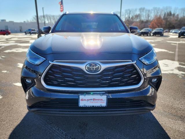 used 2021 Toyota Highlander car, priced at $34,499