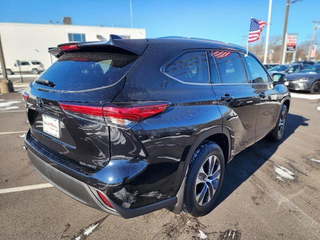 used 2021 Toyota Highlander car, priced at $34,499