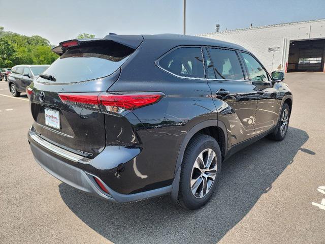 used 2022 Toyota Highlander car, priced at $37,999
