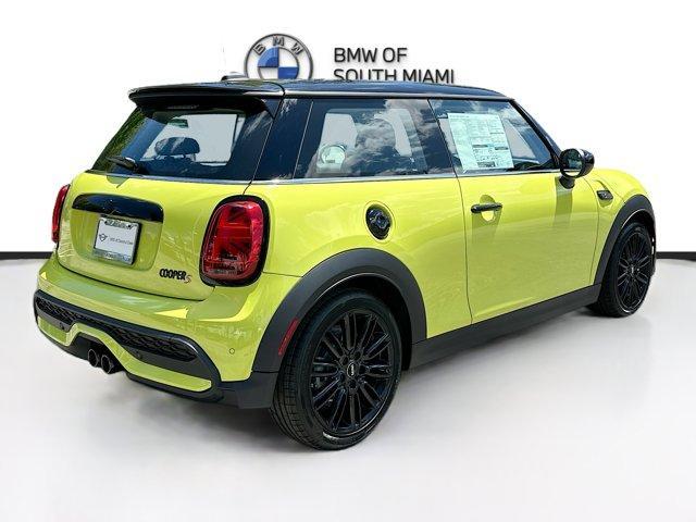 new 2024 MINI Hardtop car, priced at $35,095