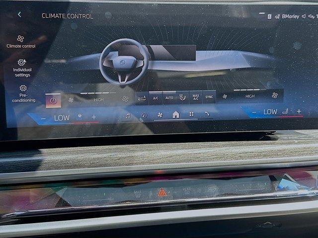 new 2025 BMW 760 car, priced at $121,552