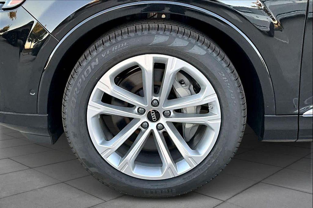 new 2026 Audi Q7 car, priced at $76,445