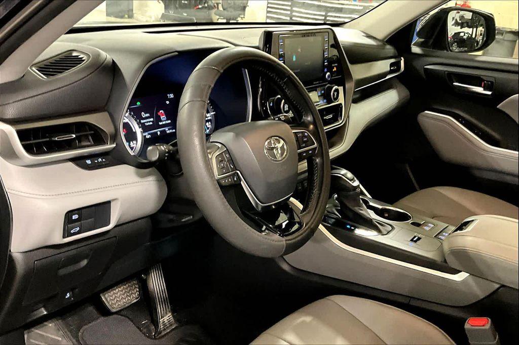 used 2021 Toyota Highlander Hybrid car, priced at $27,700