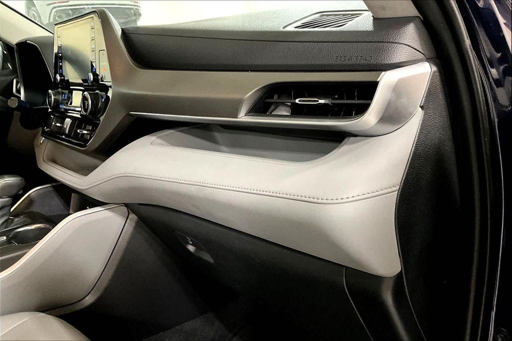 used 2021 Toyota Highlander Hybrid car, priced at $27,700
