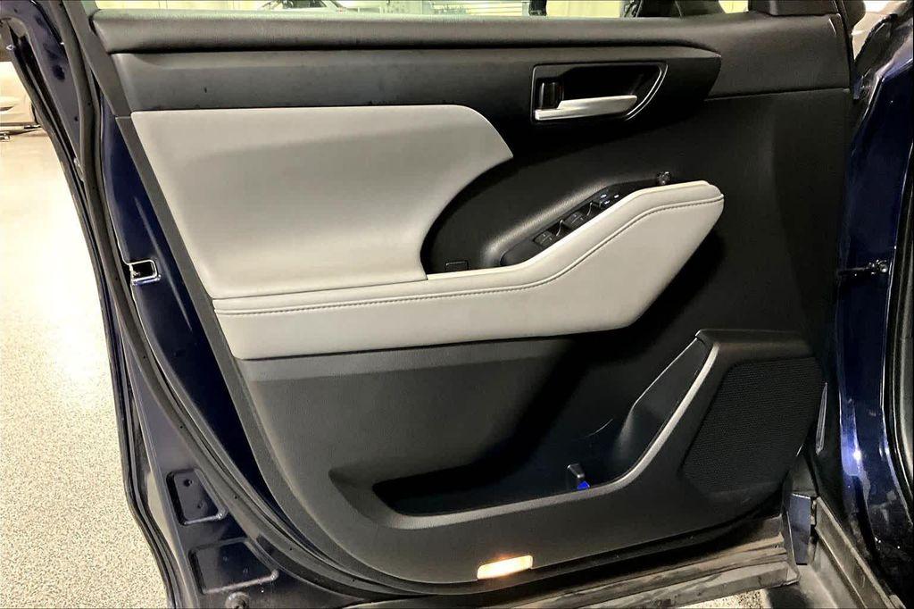 used 2021 Toyota Highlander Hybrid car, priced at $27,700