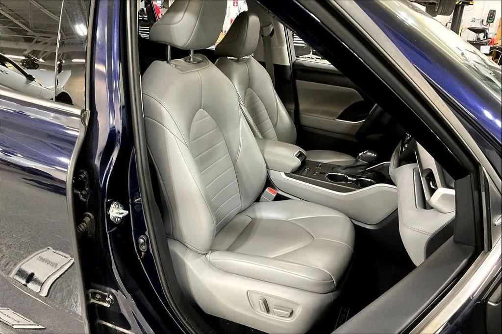 used 2021 Toyota Highlander Hybrid car, priced at $27,700