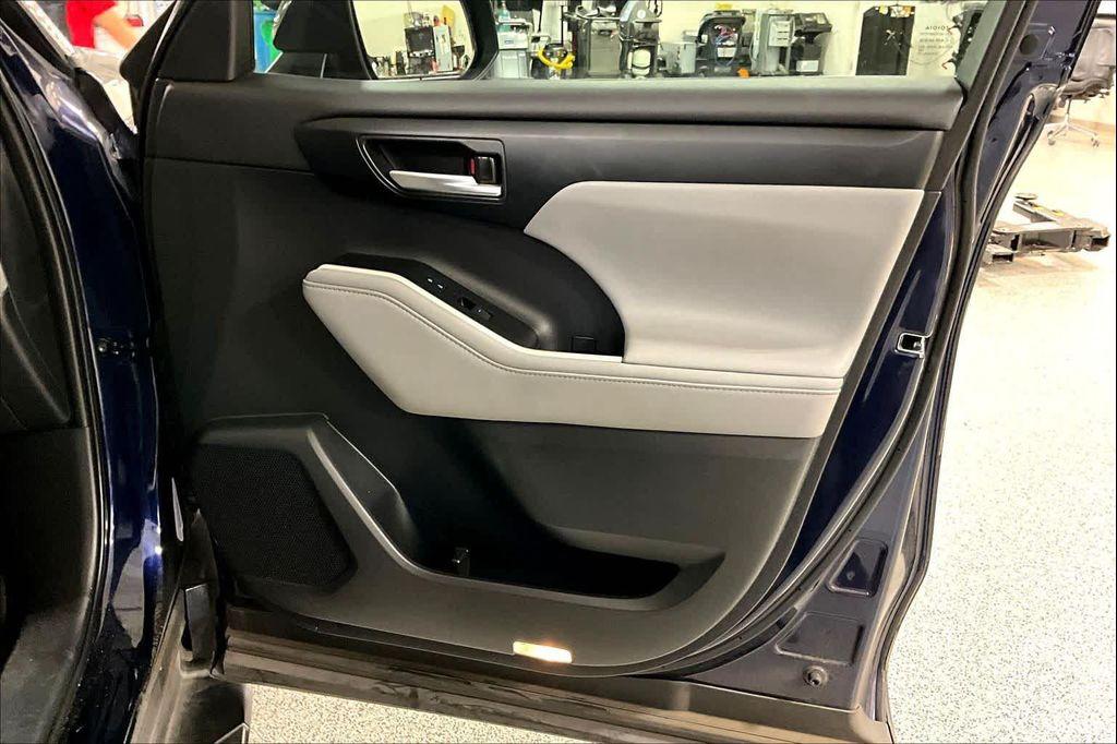 used 2021 Toyota Highlander Hybrid car, priced at $27,700