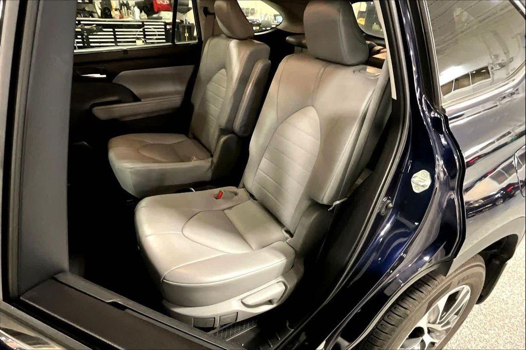 used 2021 Toyota Highlander Hybrid car, priced at $27,700