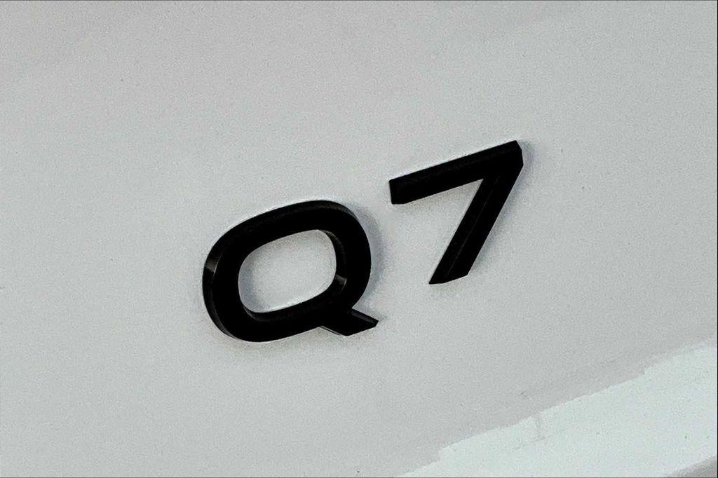 new 2025 Audi Q7 car, priced at $75,613