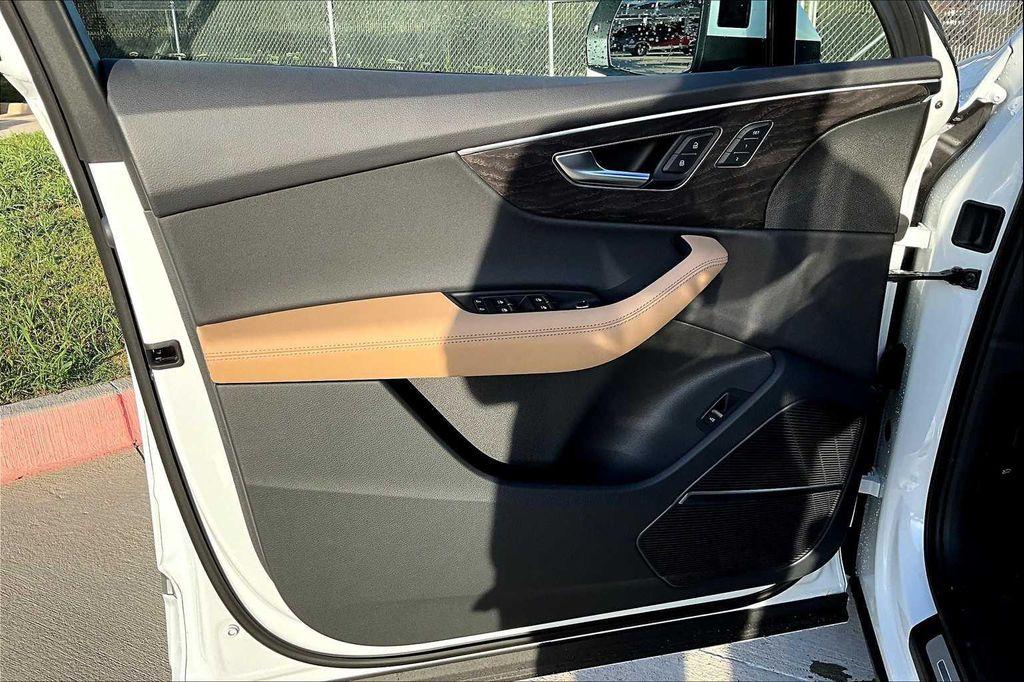new 2025 Audi Q7 car, priced at $76,950