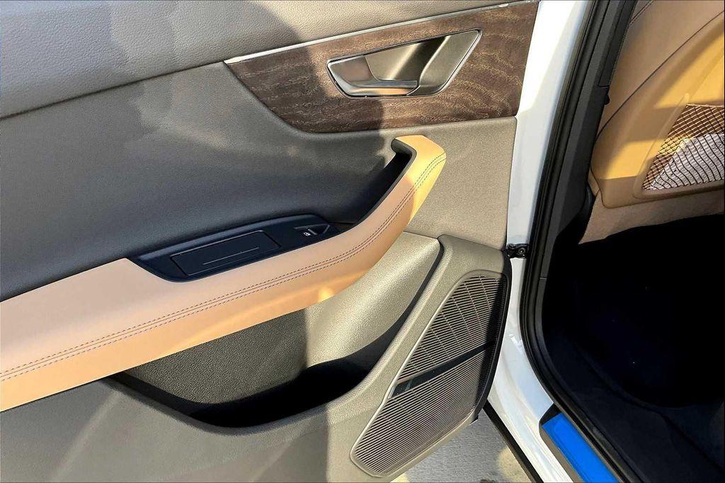 new 2025 Audi Q7 car, priced at $76,950