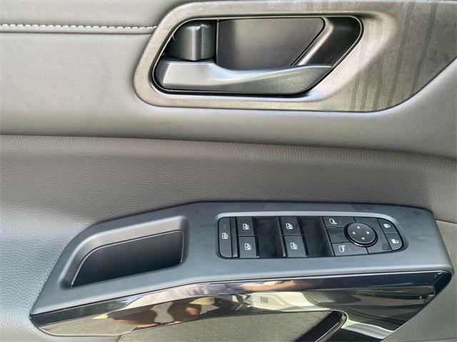 new 2025 Nissan Pathfinder car, priced at $39,092