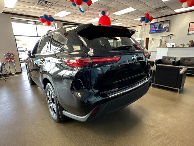 used 2022 Toyota Highlander car, priced at $26,995