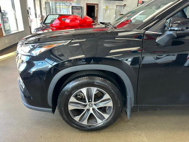 used 2022 Toyota Highlander car, priced at $26,995