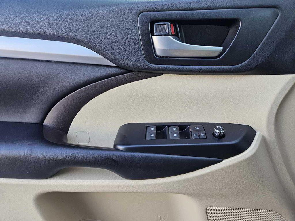 used 2019 Toyota Highlander car, priced at $25,395