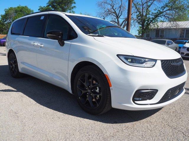 new 2024 Chrysler Pacifica car, priced at $50,284