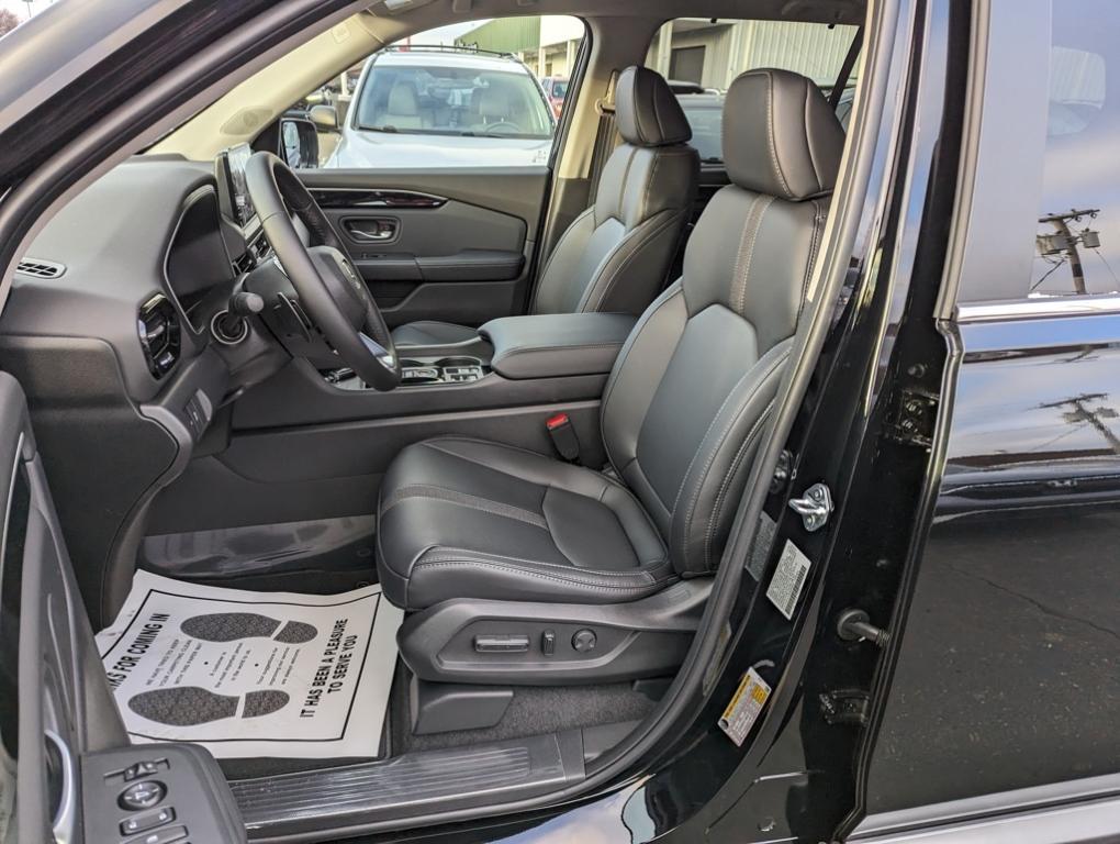 new 2025 Honda Pilot car, priced at $44,268