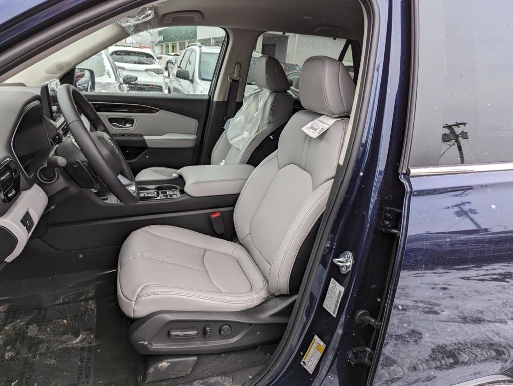 new 2025 Honda Pilot car, priced at $47,513