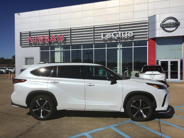 used 2022 Toyota Highlander car, priced at $36,999