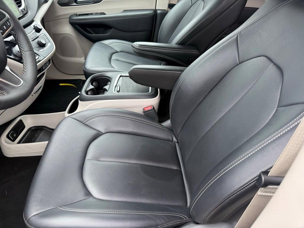 used 2024 Chrysler Pacifica car, priced at $34,627