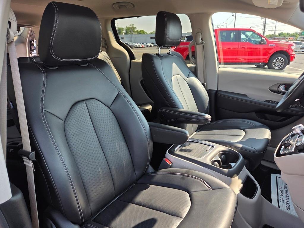 used 2024 Chrysler Pacifica car, priced at $34,627