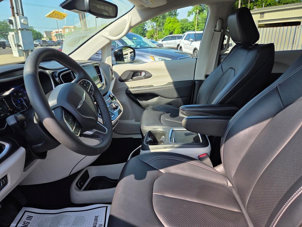 used 2024 Chrysler Pacifica car, priced at $34,627