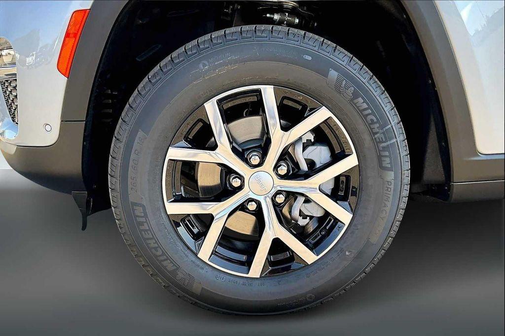 new 2025 Jeep Grand Cherokee car, priced at $47,680