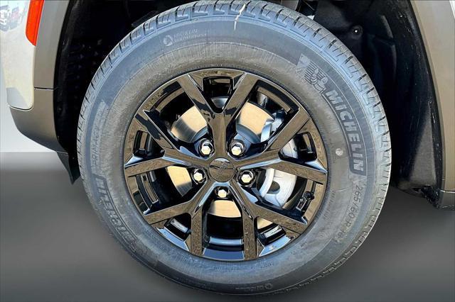 new 2025 Jeep Grand Cherokee car, priced at $40,705