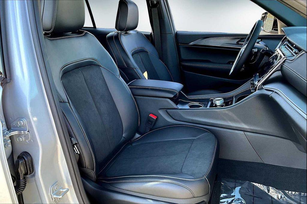 new 2025 Jeep Grand Cherokee car, priced at $40,705