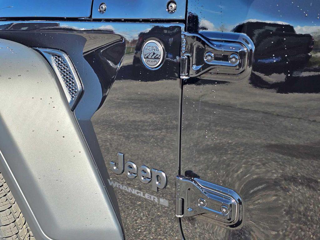 new 2025 Jeep Wrangler car, priced at $47,669