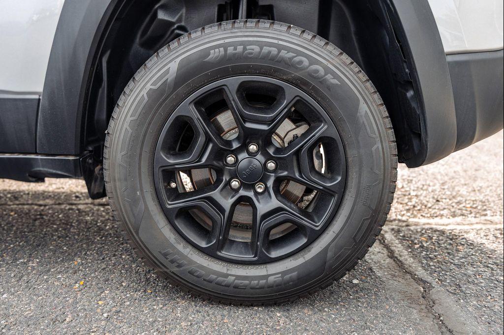 used 2019 Jeep Cherokee car, priced at $18,399