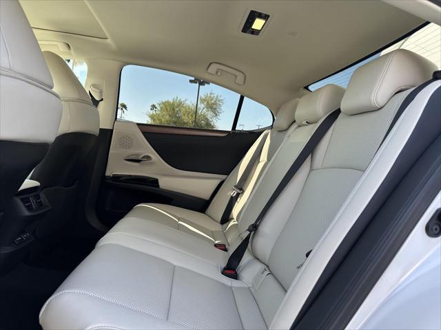 new 2025 Lexus ES 300h car, priced at $53,804