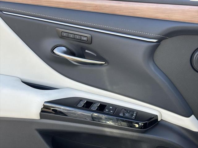 new 2025 Lexus ES 300h car, priced at $53,804