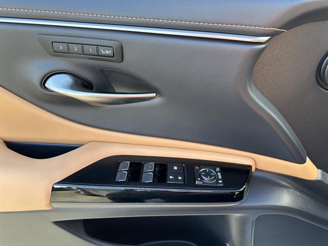 used 2025 Lexus ES 300h car, priced at $45,990