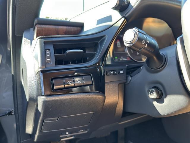 used 2022 Lexus ES 300h car, priced at $35,990