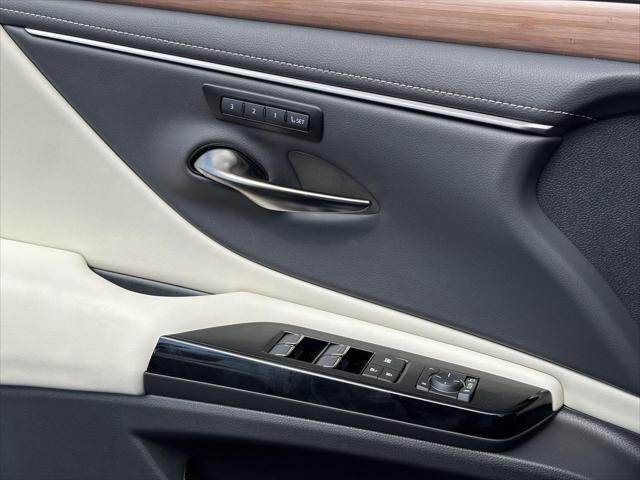 new 2025 Lexus ES 300h car, priced at $50,599