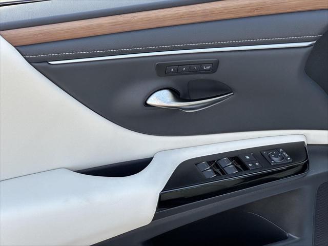 new 2025 Lexus ES 300h car, priced at $52,914
