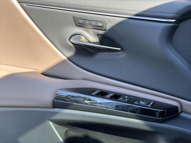 new 2025 Lexus ES 300h car, priced at $51,859