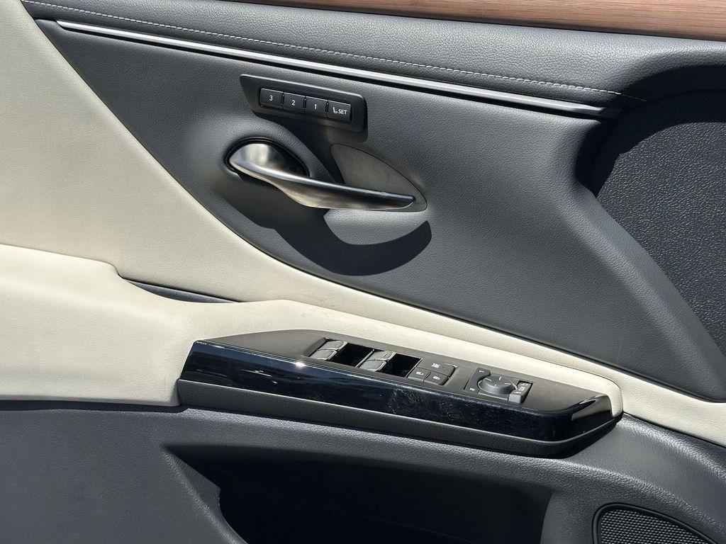 new 2025 Lexus ES 300h car, priced at $51,659