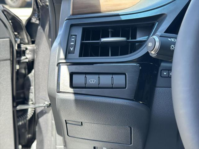 new 2025 Lexus ES 300h car, priced at $51,659