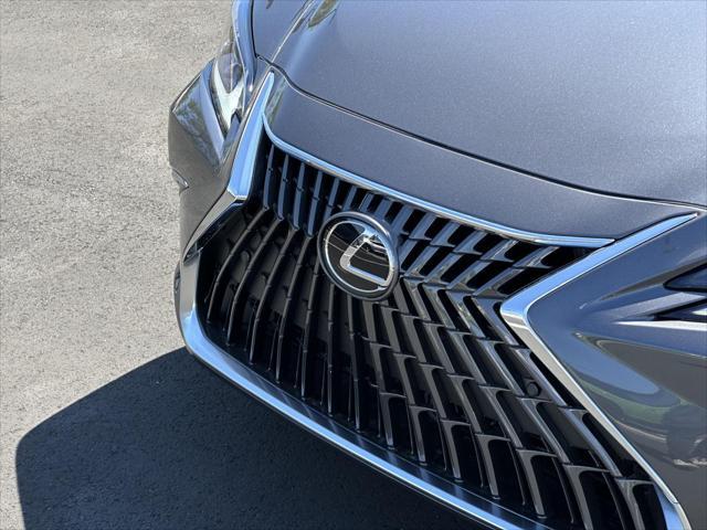 new 2025 Lexus ES 300h car, priced at $51,659