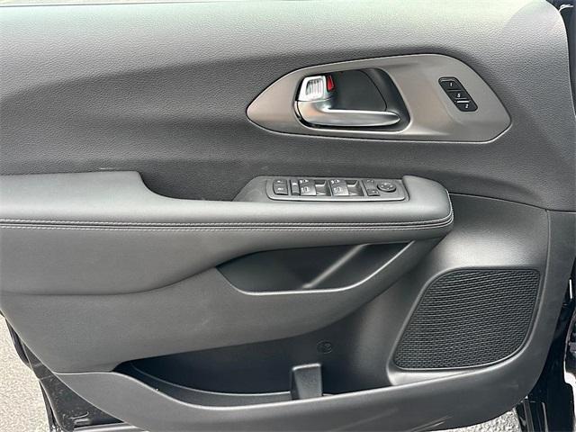new 2025 Chrysler Pacifica car, priced at $37,725