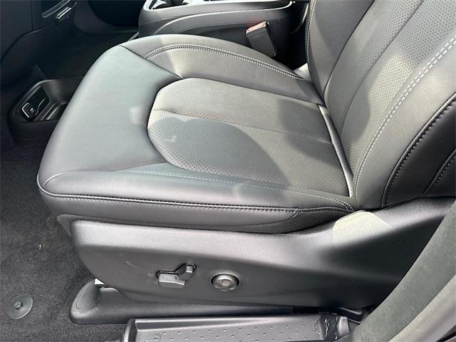 new 2025 Chrysler Pacifica car, priced at $37,725