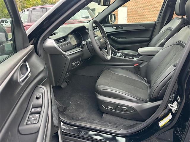 new 2025 Jeep Grand Cherokee car, priced at $41,980