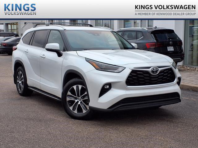 used 2022 Toyota Highlander car, priced at $33,376