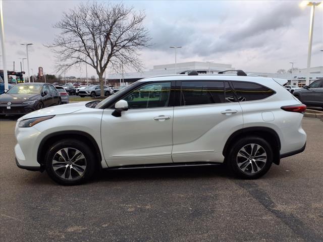 used 2022 Toyota Highlander car, priced at $33,376