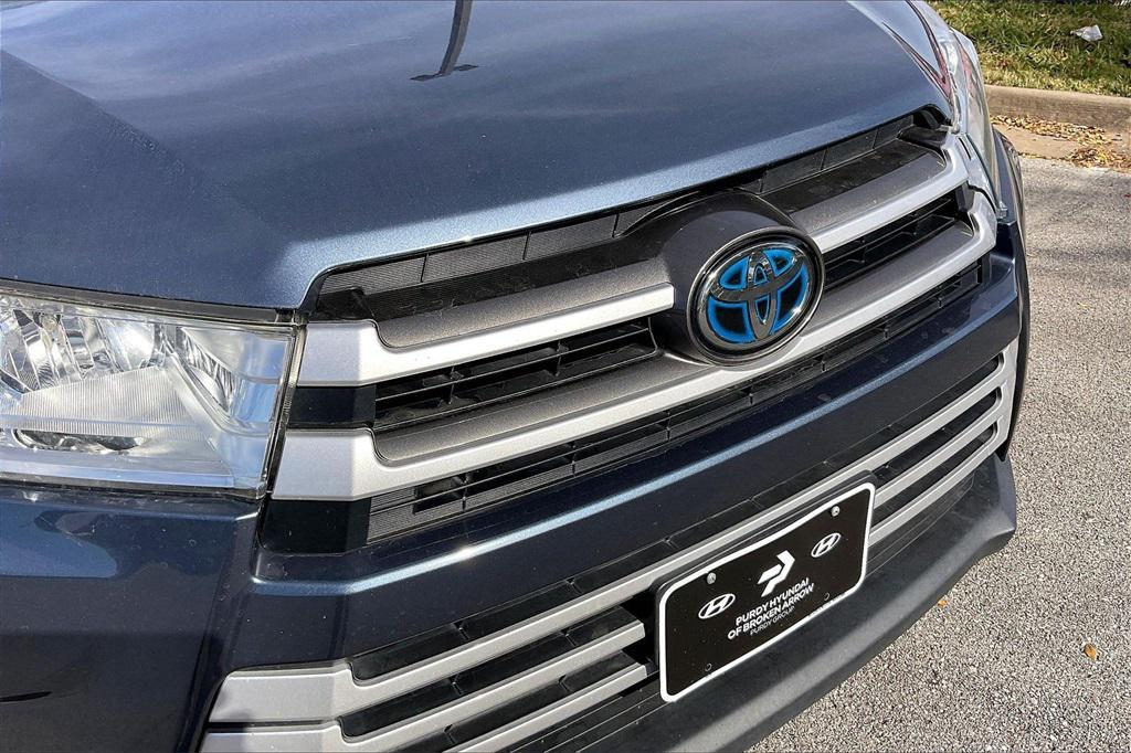 used 2019 Toyota Highlander Hybrid car, priced at $29,111