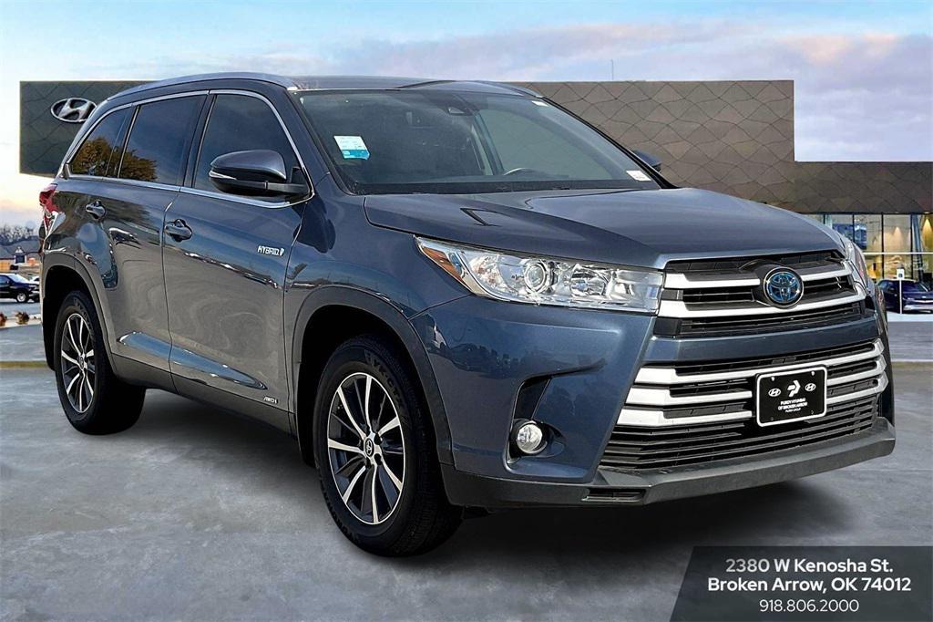 used 2019 Toyota Highlander Hybrid car, priced at $29,111